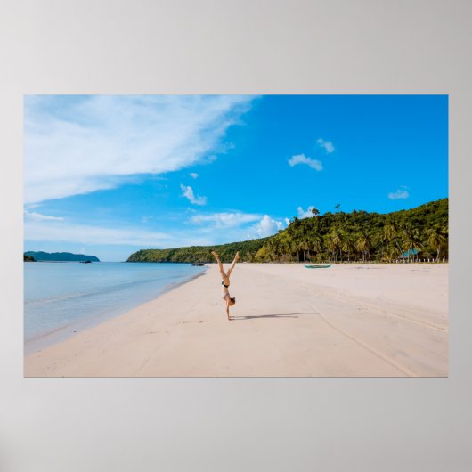 山ら近くの海岸でアクロバティックをする女性 ポスター (正面)