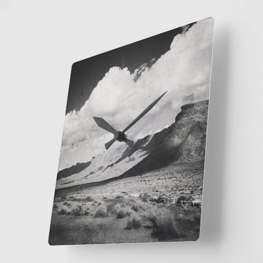 山を使った白黒自然撮影 スクエア壁時計 (傾斜)