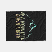 山を登ってビールのハイキング愛好家 – フリースブランケット (正面(横))