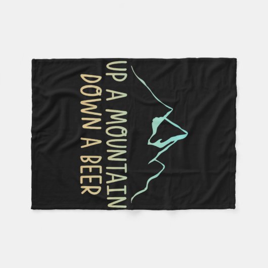 山を登ってビールのハイキング愛好家 – フリースブランケット (正面(横))