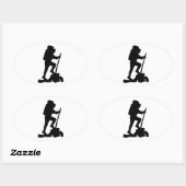 山を登るハイカーのシルエット 楕円形シール (シート)