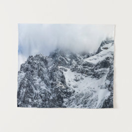 山を覆う威厳のある雲 タペストリー