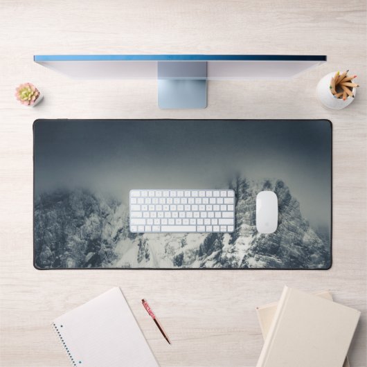 山を覆う闇と雲 デスクマット (オフィス1)