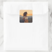 山を見下ろす茶色の女性 スクエアシール (バッグ)