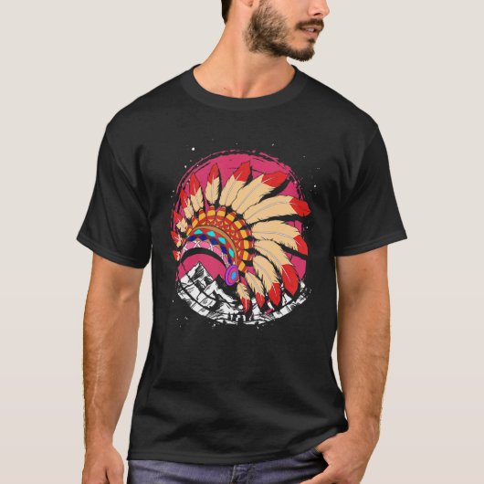 山インディアン先住民ヘアドレ先住民アメリ Tシャツ (正面)