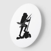 山シンプルハイキングマンブラックシルエット ラージ壁時計 (傾斜)