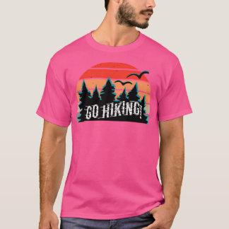 山ハイキングに夢中でハイキングに行く Tシャツ