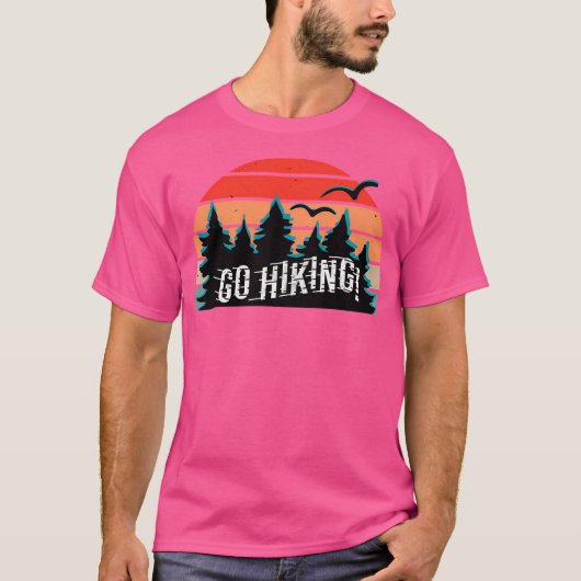 山ハイキングに夢中でハイキングに行く Tシャツ (正面)