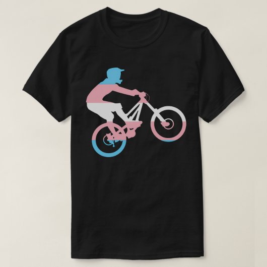 山バイクもしくは自転車に乗る人1トランスジェンダー国旗のバージョン Tシャツ (デザイン正面)