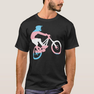 山バイクもしくは自転車に乗る人1トランスジェンダー国旗のバージョン Tシャツ