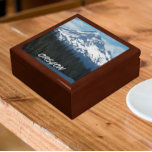 山フード、オレゴン州(横) ギフトボックス<br><div class="desc">この木製のギフトボックスには、雪の風光明媚な写真のイメージを特徴とするセラミックタイル付きの店の山フード、常緑の森と湖のキャップは、オレゴンの太平洋の北西州に位置し、ジュエリーや他の小さなキープサック。ギフトボックスのサイズと色を選択。旅行素晴らし土産だ!</div>