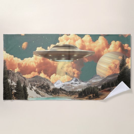 山上の湖と惑星を伴う超現実的なUFO ビーチタオル (正面)