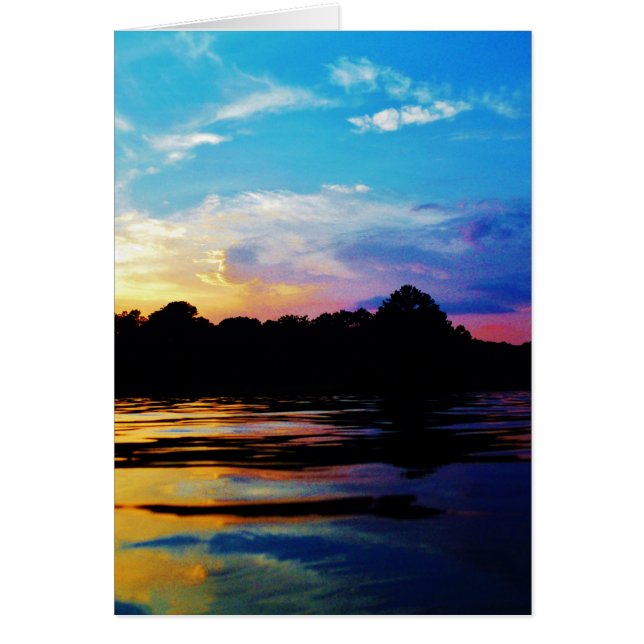 山上の湖に映る虹の夕焼け (正面)
