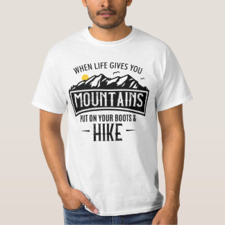 山与えはブーツとハイキングを履く Tシャツ