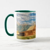 山地の近くの丸太小屋 マグカップ (左)