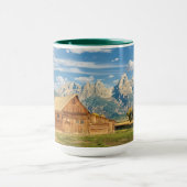 山地の近くの丸太小屋 マグカップ (中央)