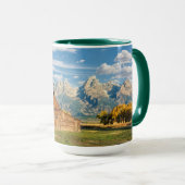 山地の近くの丸太小屋 マグカップ (正面右)