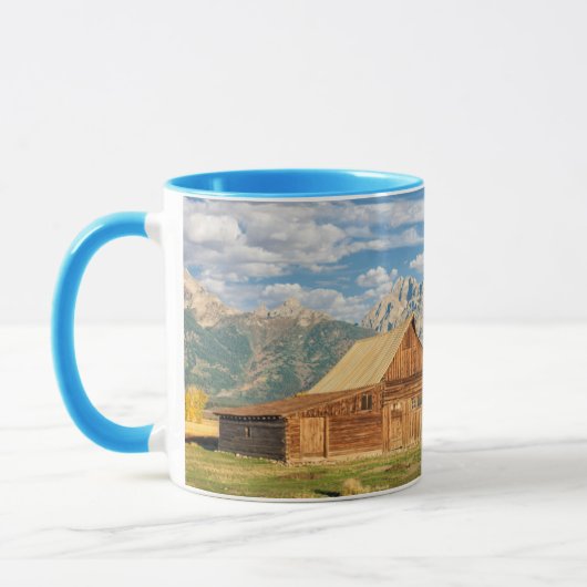 山地の近くの丸太小屋 マグカップ (左)