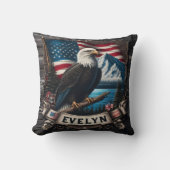 山威厳のあると旗を持つ枝にワシ クッション (正面)