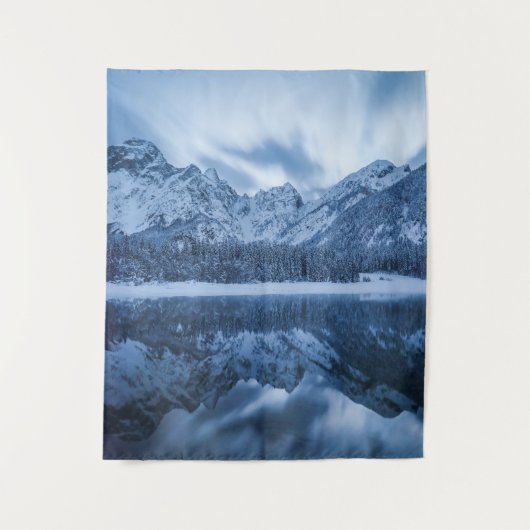 山威厳のあるの反射Fusine湖，イタリア タペストリー (正面)