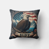 山威厳のあるの背景を持つワシ クッション (裏面)