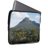 山威厳のあるスタージオンズfrom Dunkeld ラップトップスリーブ (正面右)