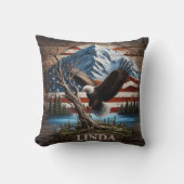 山岳空の下、湖に止まったワシ クッション (正面)