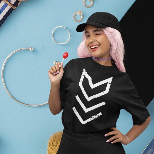 山形ミニマル三角形 |ウィンキングスマイルポーズ Tシャツ