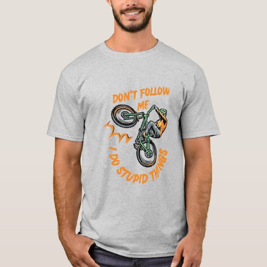 山後を追おもしろい自転車Tシャツ Tシャツ (正面)