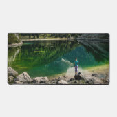 山湖にいる人 デスクマット (正面)