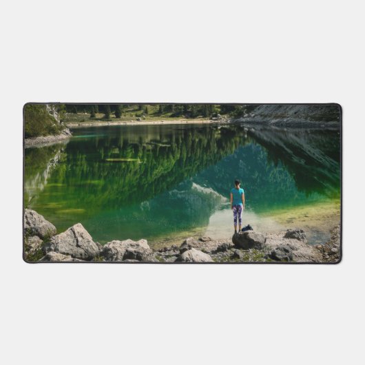 山湖にいる人 デスクマット (正面)