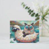 山湖に浮かぶ羊の上にかわいい猫 ポストカード (スタンド正面)