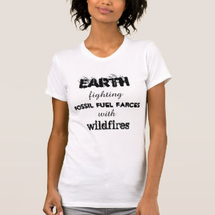 山火事で地球と戦う化石燃料ファース Tシャツ