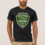 山素朴松グリーンシールドファミリー懇親会 Tシャツ<br><div class="desc">家族素朴の懇親会のtシャツ書は、緑の盾の上に家族の懇親会が印刷された緑の文字の山の上に湾曲した〔雄ジカの〕枝角と素朴なデザインの下のトウヒの木の間の年。緑のシールド家族の懇親会パーソナライズされたTシャツあなたの家族の名前と年の山の頂上、〔雄ジカの〕枝角、松の木々のスカイラインのような素朴な詳細と。</div>