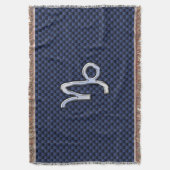 山羊座〔占星術の〕十二宮図シンボルネイビーブルーカーボンファイバー スローブランケット (正面縦)