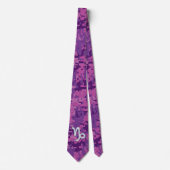 山羊座〔占星術の〕十二宮図シンボル明るい赤紫色デジタルカモフラージュ ネクタイ (正面)