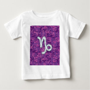 山羊座〔占星術の〕十二宮図シンボル明るい赤紫色デジタルカモフラージュ ベビーTシャツ