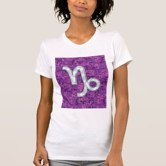 山羊座〔占星術の〕十二宮図シンボル明るい赤紫色デジタルカモフラージュ Tシャツ (正面)