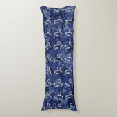 山羊座〔占星術の〕十二宮図シンボルnavy blueデジタル迷彩柄 ボディピロー (正面縦)