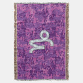 山羊座〔占星術の〕十二宮図標識明るい赤紫色デジタルカモフラージュ スローブランケット (正面縦)