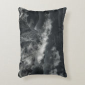 山脈のグレースケール写真 アクセントクッション (正面(垂直))