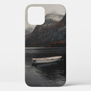 山近くの水の体上の白い船 iPhone 12ケース