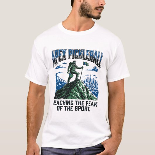 山頂のスカイラインに到達するピックルボール選手 Tシャツ (正面)