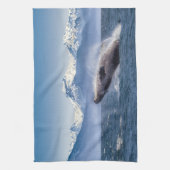 山 |アラスカ、ホエールグレイシャーベイのブリーチング キッチンタオル (縦)