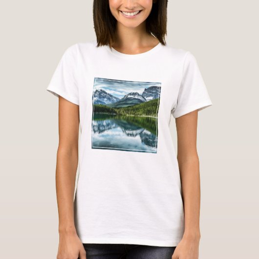 山 |カナダのロッキー、アルバータ州(カナダ) Tシャツ (正面)