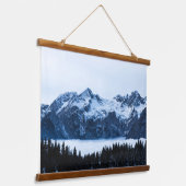 山、トウヒの森と雲 吊り下げ型タペストリー (傾斜あり)