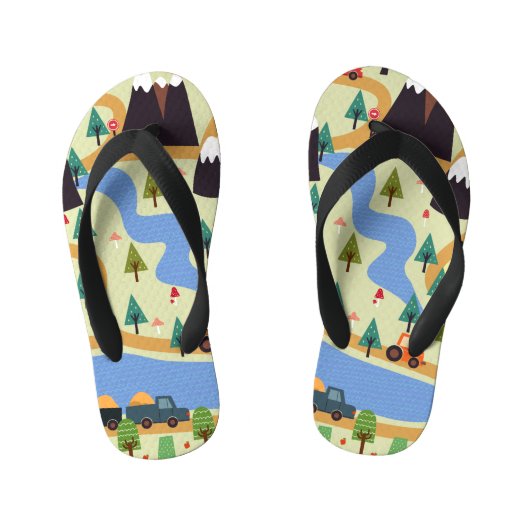 山、川、森、車のパターン。 キッズビーチサンダル (フットベッド)