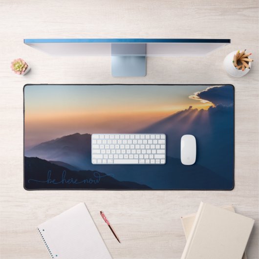 山、日の出の写真、ここにいよう引用文 デスクマット (オフィス1)