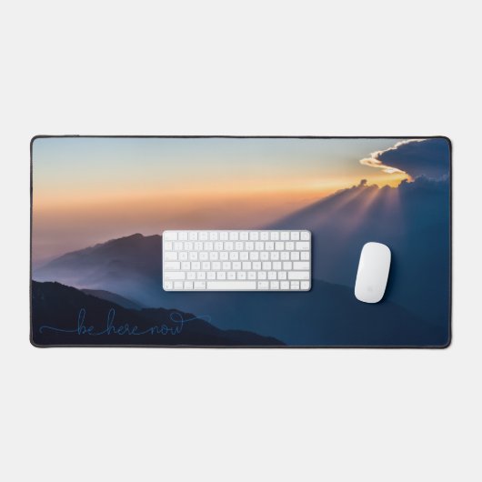 山、日の出の写真、ここにいよう引用文 デスクマット (キーボード&マウス)