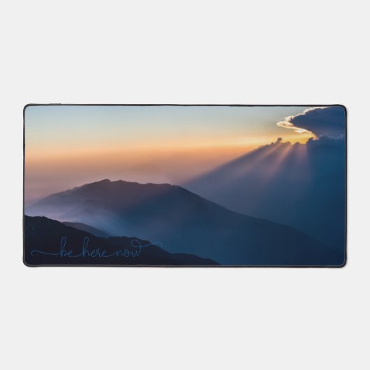 山、日の出の写真、ここにいよう引用文 デスクマット (正面)